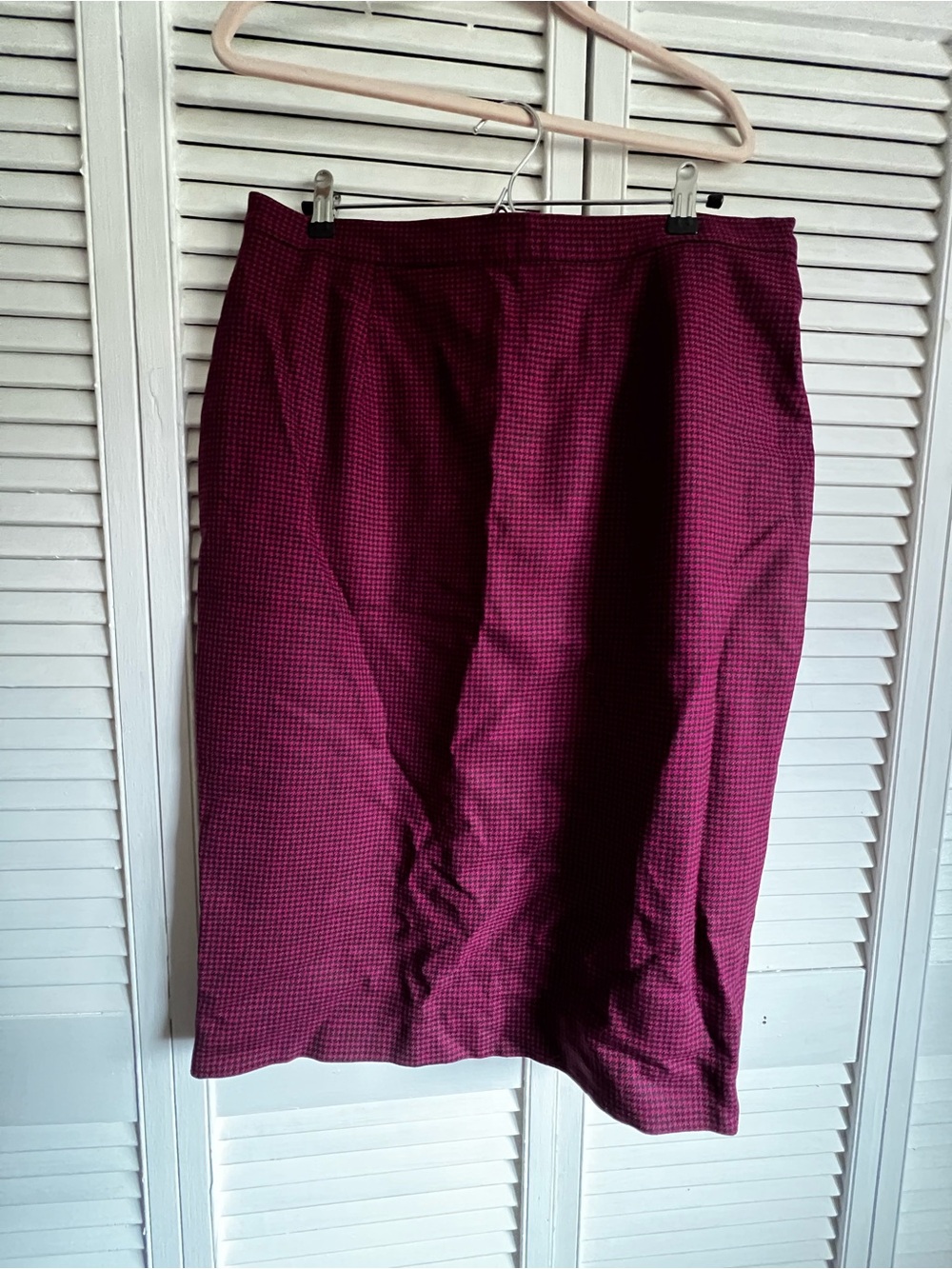 Dark pink dogtooth pencil skirt